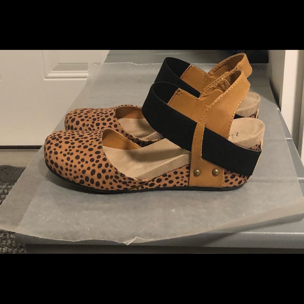 Like new cute slightly wedge, leopard print shoe.